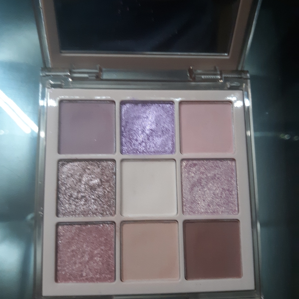 Huda beauty mini light nude pallet